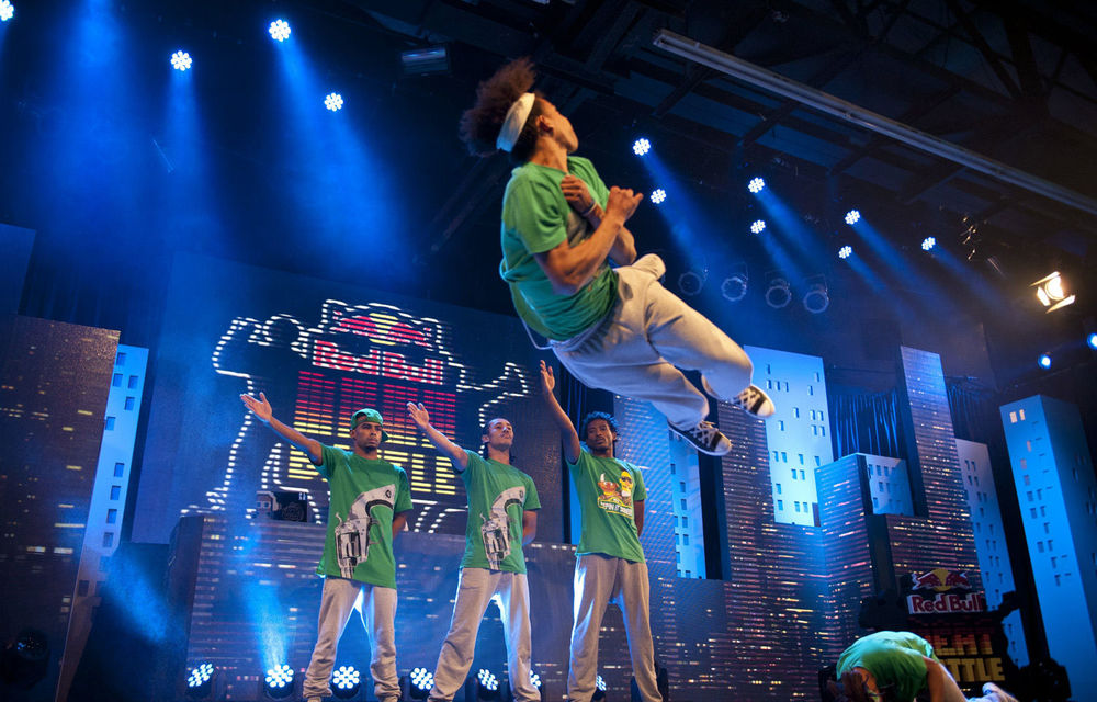 Dancing heads, jumping hands