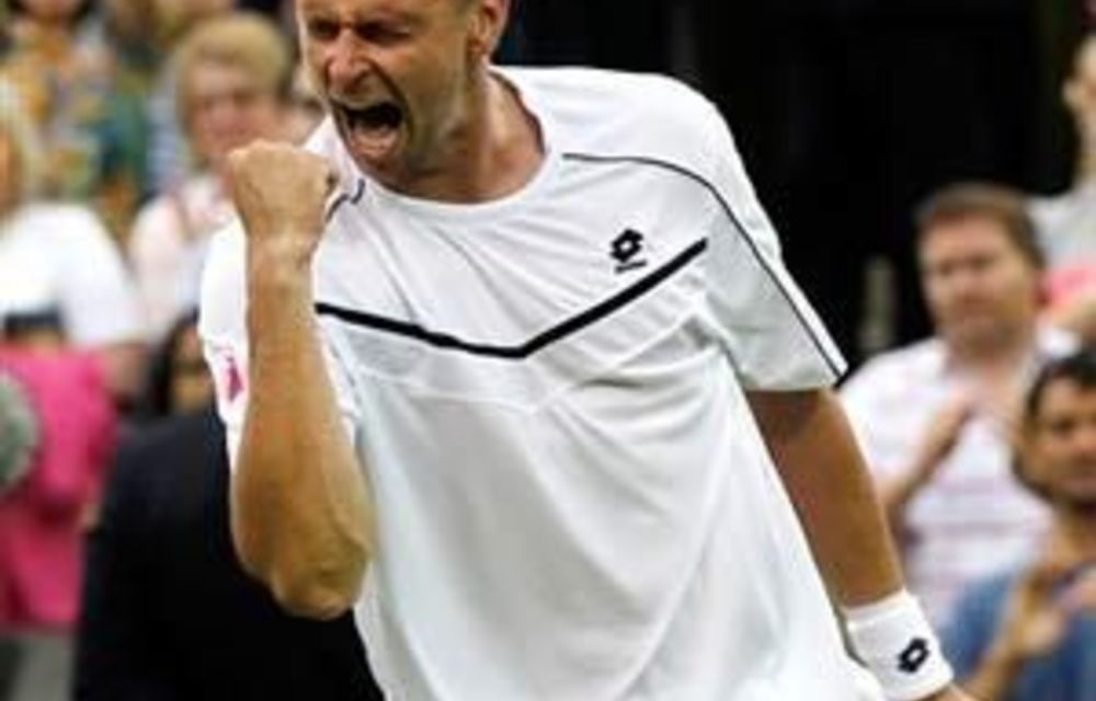 Soderling survives dramatic Hewitt test